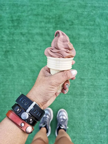 Selfie de cone de sorvete na mão — Fotografia de Stock