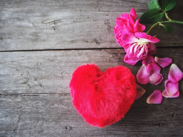 Hermoso de rosa rosa flor y corazón — Foto de Stock