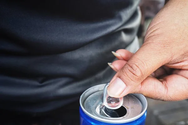 Open cola blik bij de hand vrouw — Stockfoto