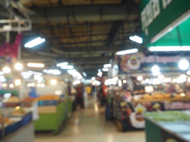 Alışveriş merkezindeki insanlar bulanık.