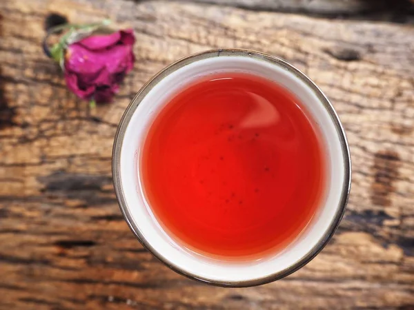 Tè rosa su sfondo di legno — Foto Stock