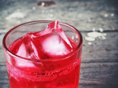 Buz küplü kırmızı içecek.