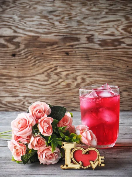 Alfabeto de amor y bebida roja con flores de rosas — Foto de Stock