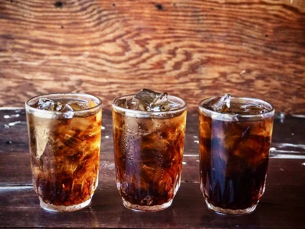 Buz küpleri ile Cola İçecek — Stok fotoğraf