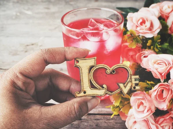 Alfabeto de amor y bebida roja con flores de rosas — Foto de Stock