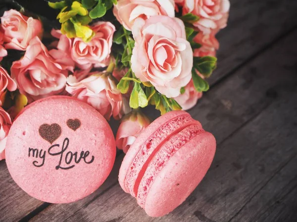 Amor en las galletas de macarrones Comida francesa — Foto de Stock