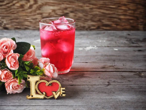 Alfabeto de amor y bebida roja con flores de rosas — Foto de Stock