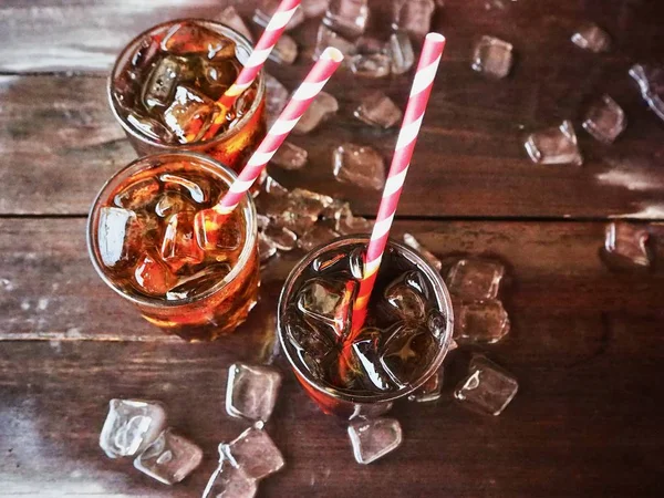 Cola italra a jégkockát — Stock Fotó