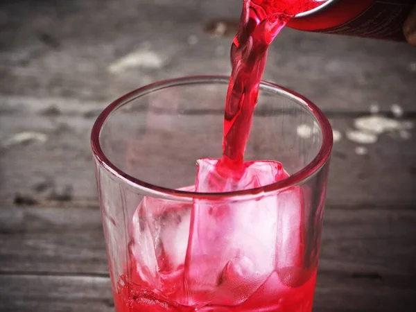 Czerwony napój z kostkami lodu — Zdjęcie stockowe