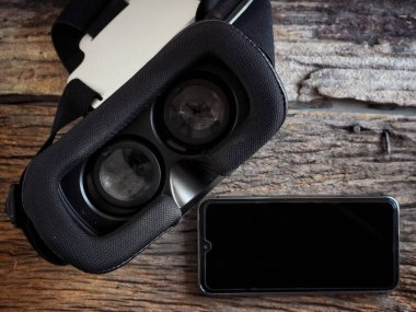 Gözlük ve akıllı telefon.