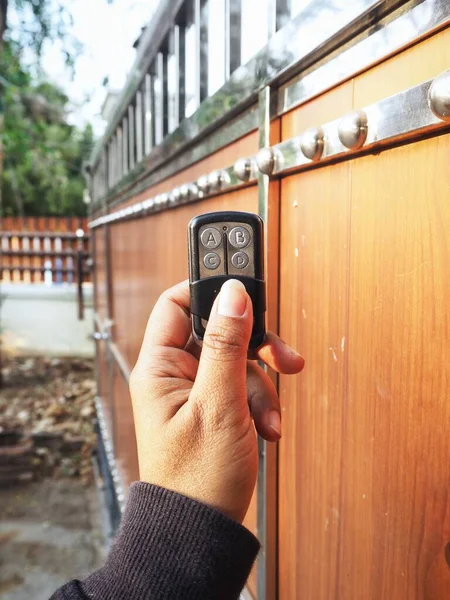 Abertura Porta Portão Automático Com Controle Remoto Mão — Fotografia de Stock