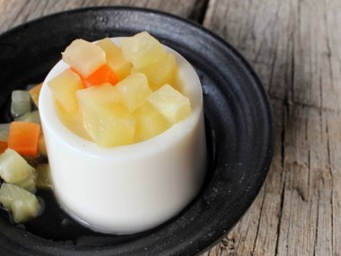 Ahşap arka planda puding ve meyve