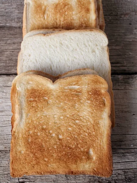 Fetta Pane Tostato Sfondo Legno — Foto Stock