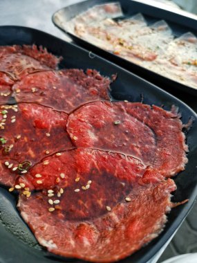 Izgara için bifteği yakın.