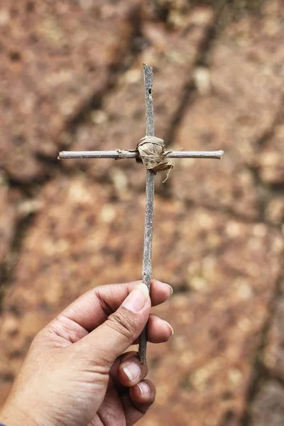 Close Van Het Kruis Bij Hand — Stockfoto