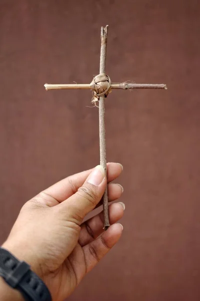 Close Van Het Kruis Bij Hand — Stockfoto