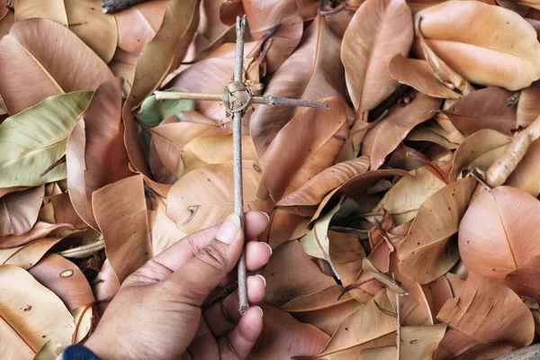 Close Van Het Kruis Bij Hand — Stockfoto