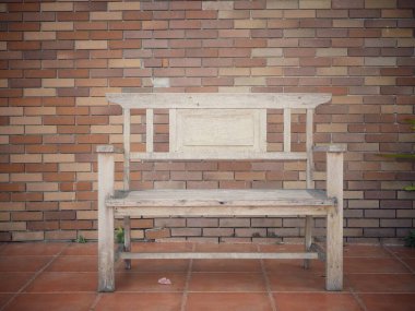 Ahşap bankın kapağını kapat.