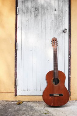 Gitar ve beyaz kapı.