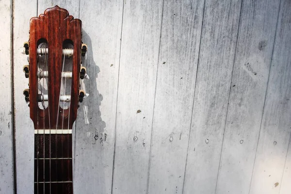 Gitarre Auf Weißem Holz Hintergrund — Stockfoto
