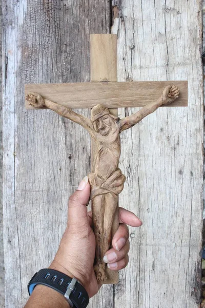 Kreuz Und Hand Auf Holz Hintergrund — Stockfoto