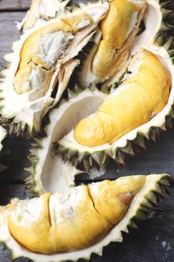 Ahşap arka planda Durian tropik meyvesi