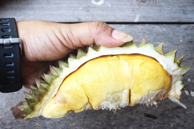 Durian tropikal meyvesi
