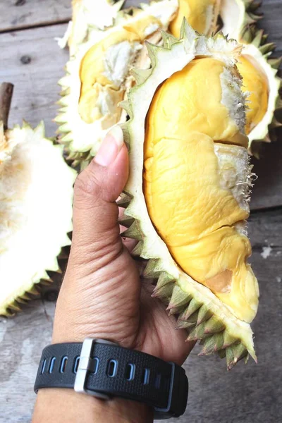 Duriska Tropiska Frukter Till Hands — Stockfoto