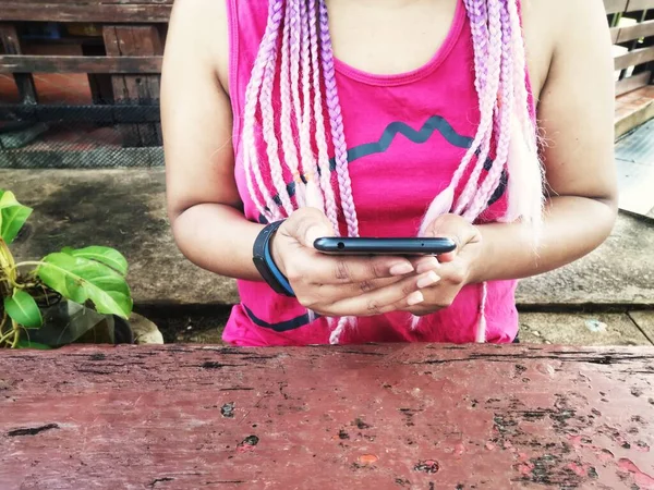 Vrouw Die Een Smartphone Bij Hand Heeft — Stockfoto