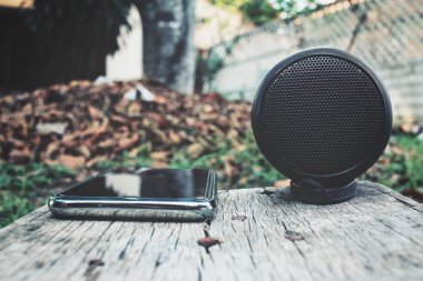 Siyah bluetooth hoparlör ve akıllı telefon