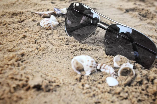 Kum Plajında Güneş Gözlüğü — Stok fotoğraf