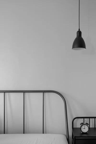Warna abu-abu modern logam garis ramping kepala tempat tidur dengan sisi malam hitam — Stok Foto