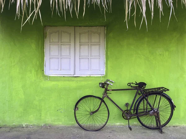 Старый деревенский винтажный стальной велосипедный парк вдоль свежего зеленого цвета ва — стоковое фото