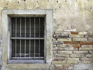 eski rustik ahşap çerçeve ile metal çubuk ve çatlamak içinde cam kepenk