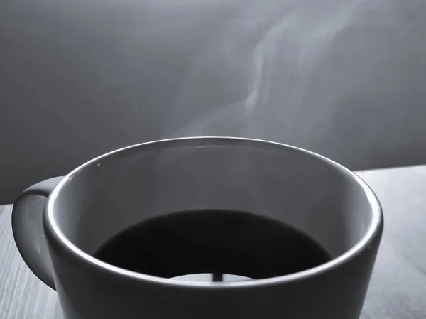 Café caliente negro con humo en taza de cerámica blanca — Foto de Stock