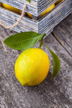 ahşap bir arka planda limon