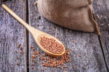 bir tahta kaşıkla buğday