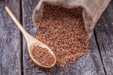 bir tahta kaşıkla buğday