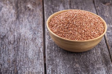 bir tahta kaşıkla buğday