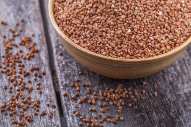 bir tahta kaşıkla buğday