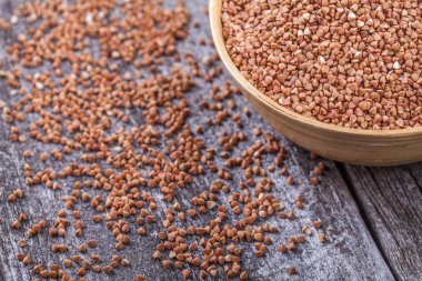 bir tahta kaşıkla buğday