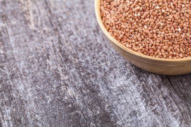 bir tahta kaşıkla buğday