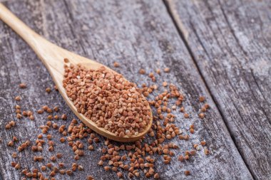 bir tahta kaşıkla buğday