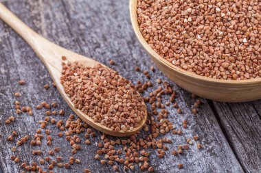 bir tahta kaşıkla buğday