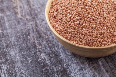 bir tahta kaşıkla buğday