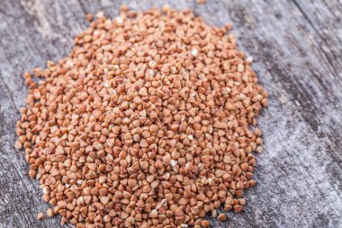 bir tahta kaşıkla buğday