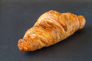 Siyah arka planda kruvasan.