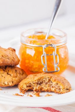 Çerezler, kahve ve portakal marmelat