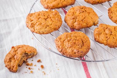 Beyaz bir arka plan üzerine bir bardak süt ile yumuşak bisküvi