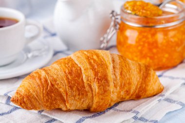 kruvasan ve portakal marmelat